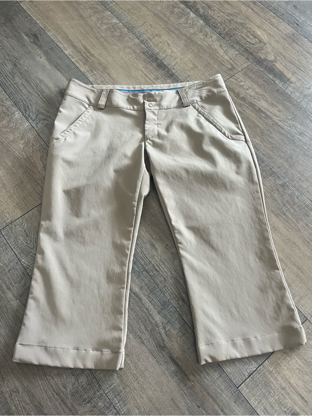 Under Armour Size 6 Beige Cropped Capri